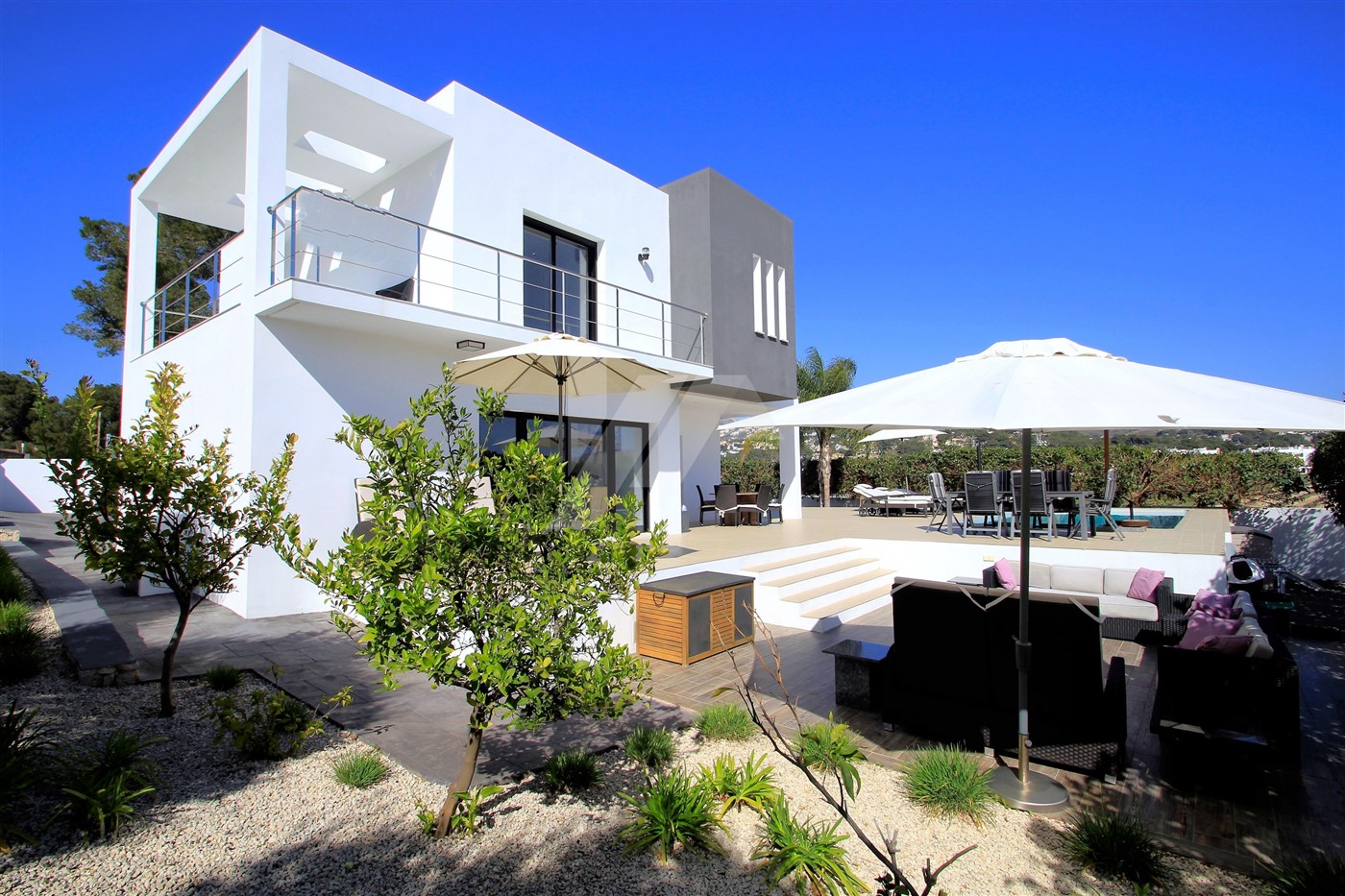 Moderne villa te koop in Moraira, dicht bij de stad.