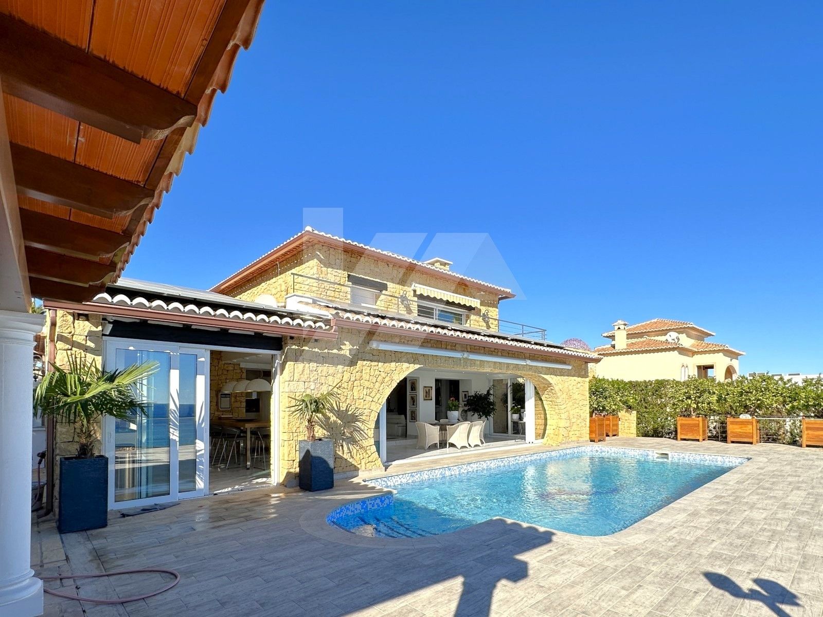 Villa te koop met uitzicht op zee, in La Fustera, Benissa.