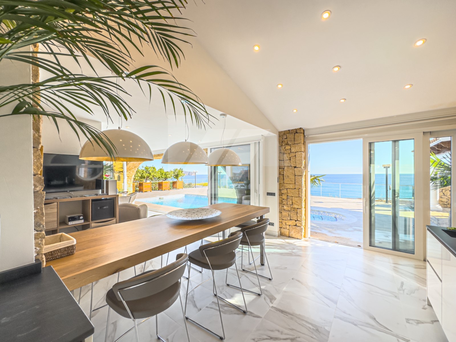 Villa te koop met uitzicht op zee, in La Fustera, Benissa.