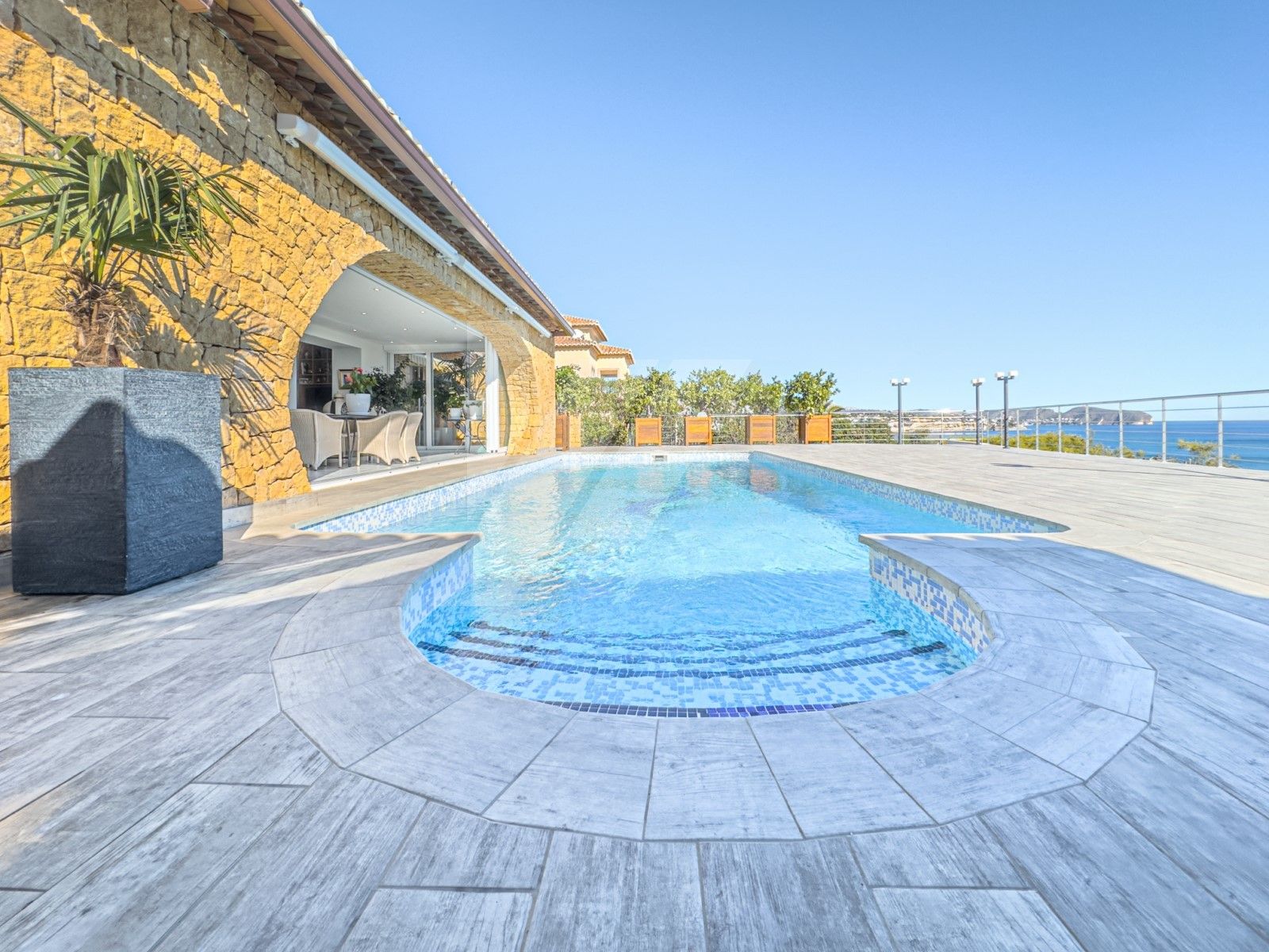 Villa te koop met uitzicht op zee, in La Fustera, Benissa.