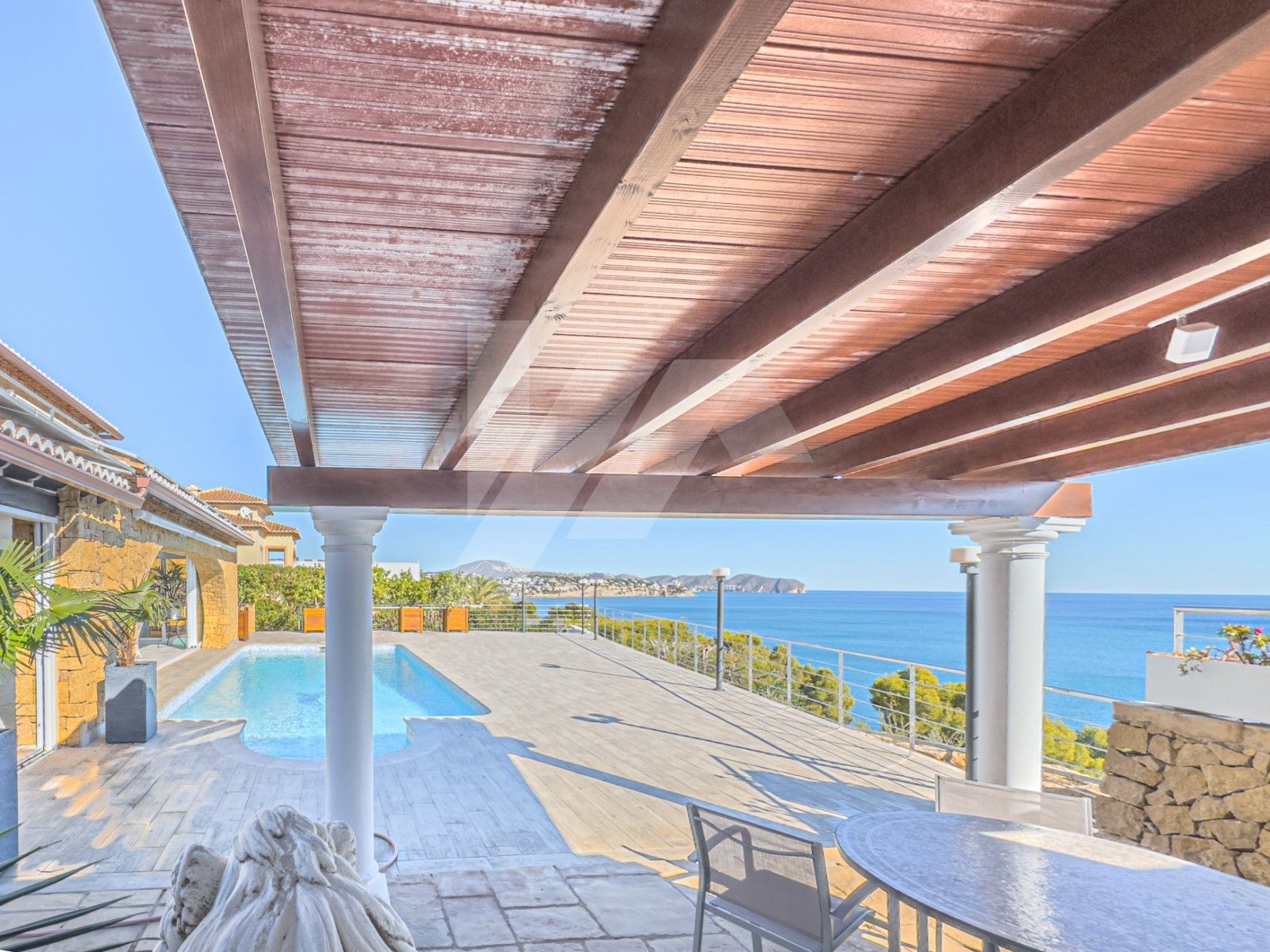 Villa te koop met uitzicht op zee, in La Fustera, Benissa.