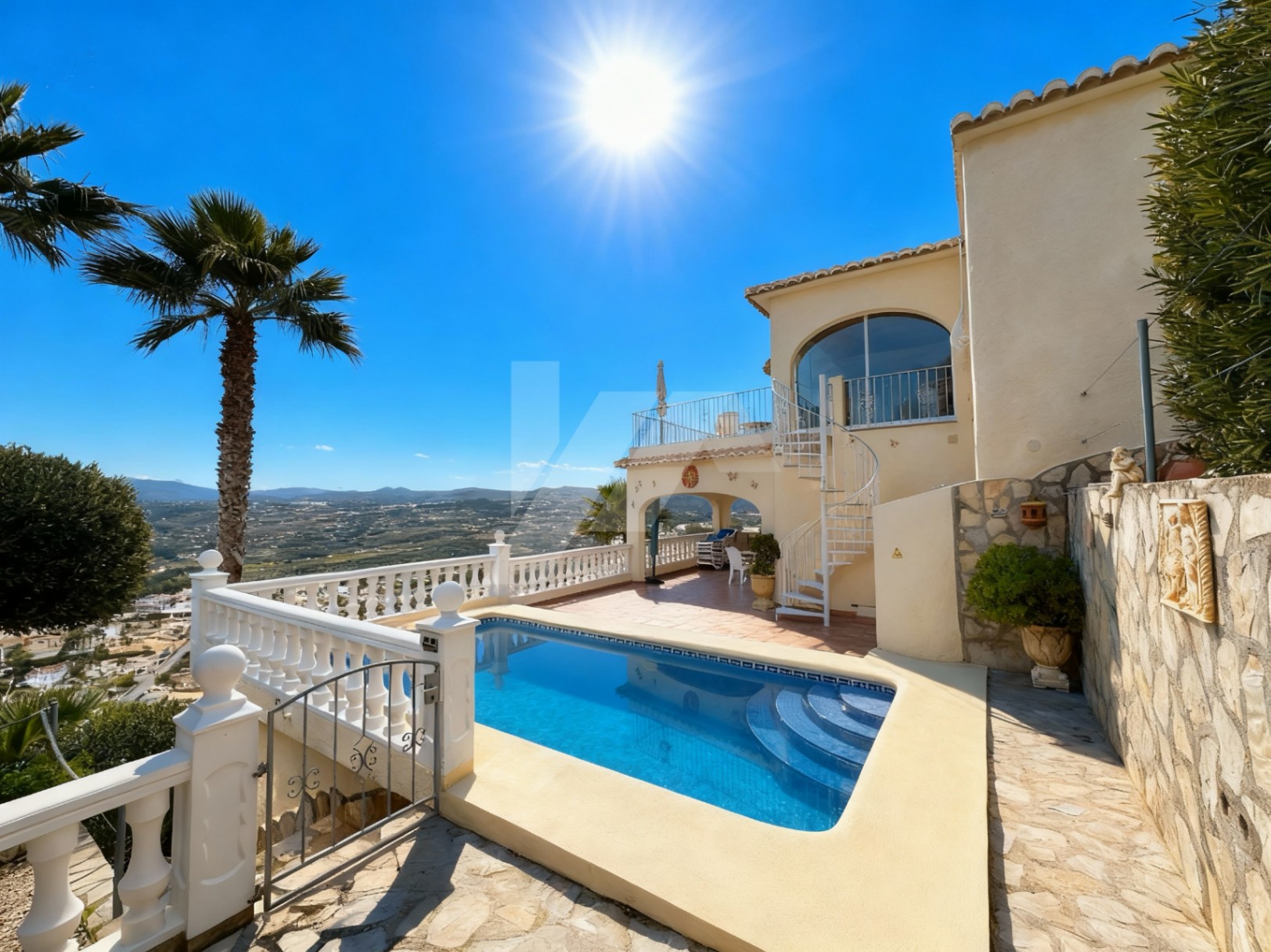 Villa met panoramisch zeezicht te koop in Benitachell, Costa Blanca.