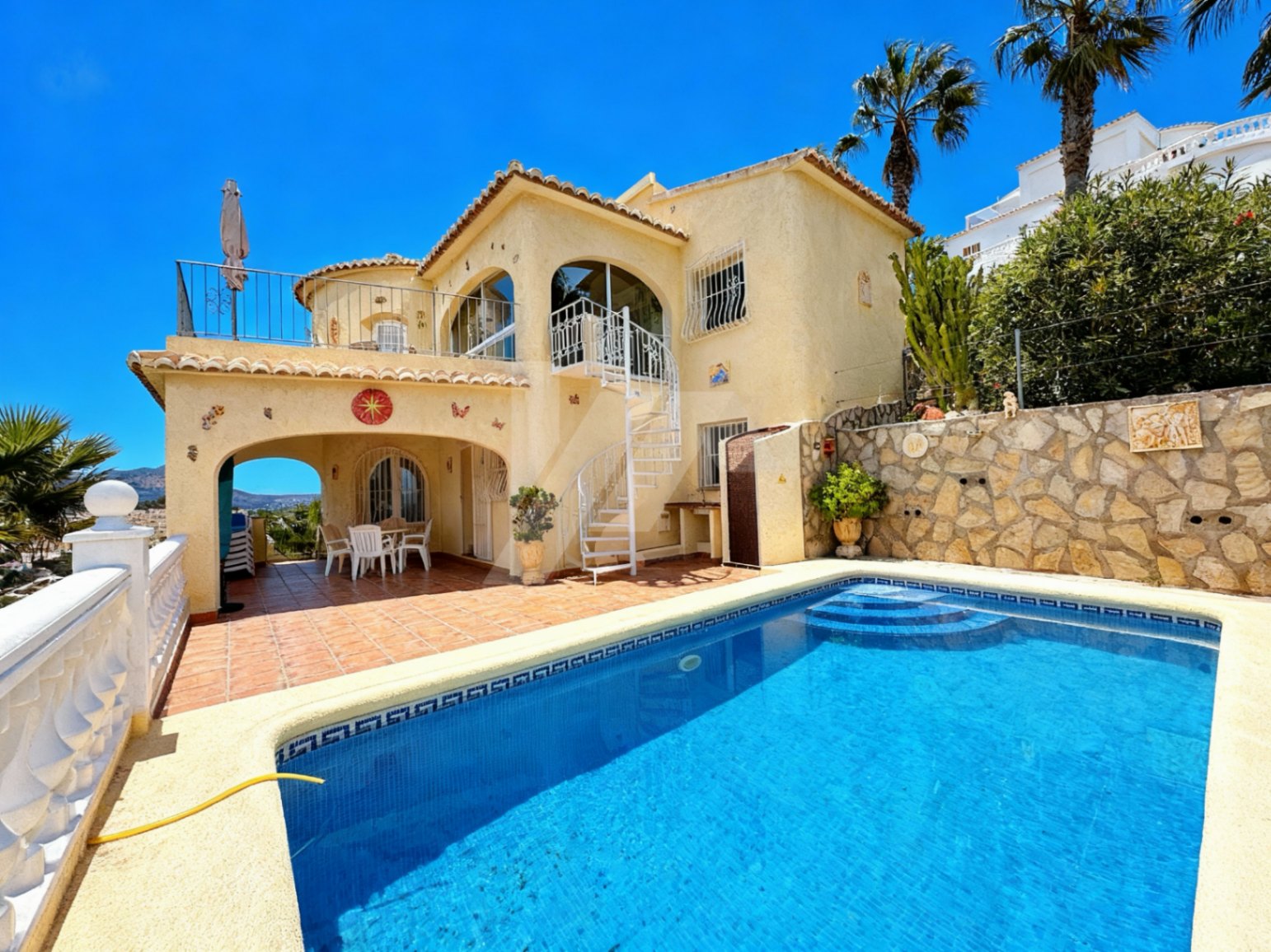 Villa met panoramisch zeezicht te koop in Benitachell, Costa Blanca.