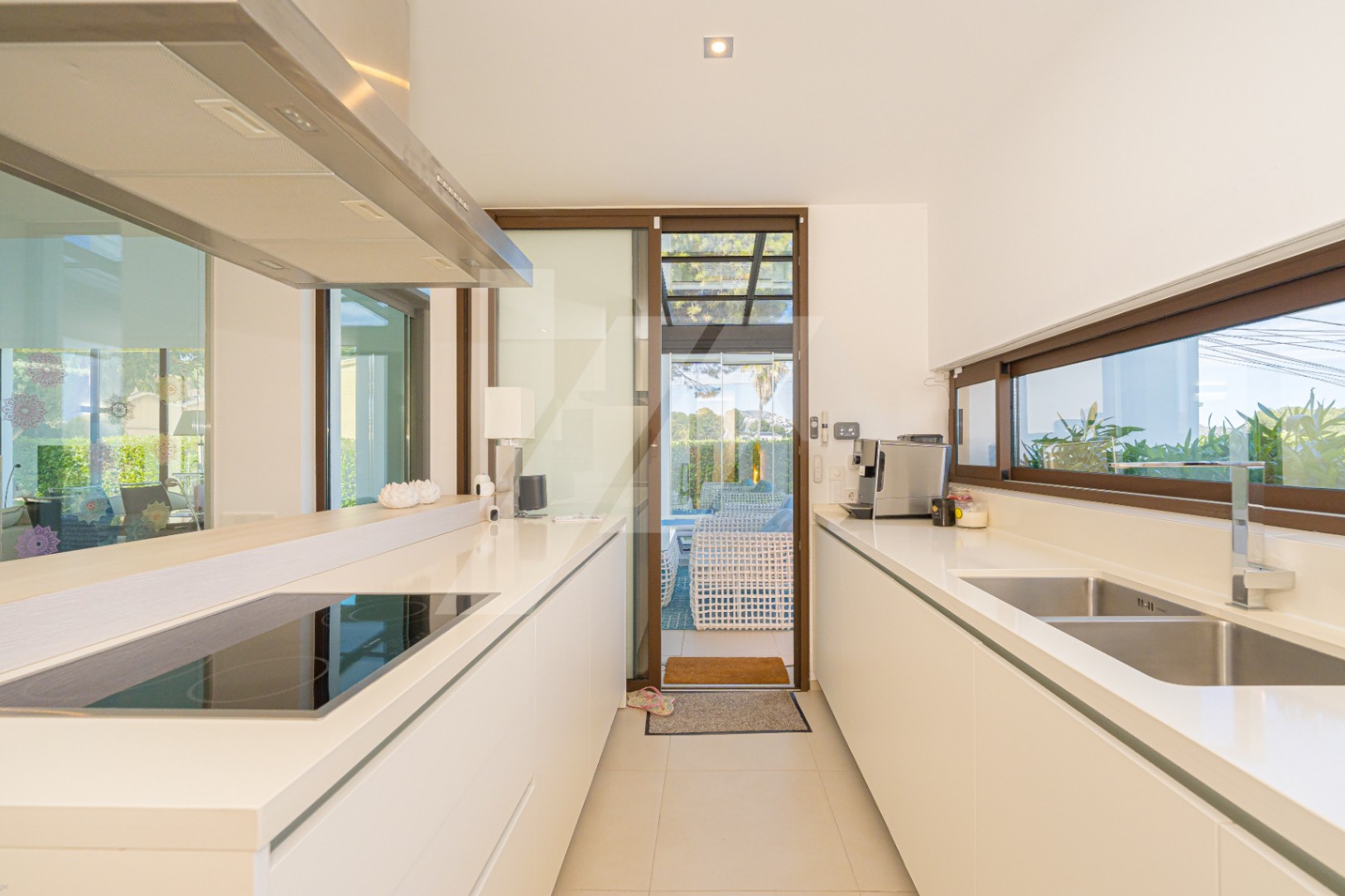 Moderne villa te koop in Moraira met uitzicht op zee, Costa Blanca.