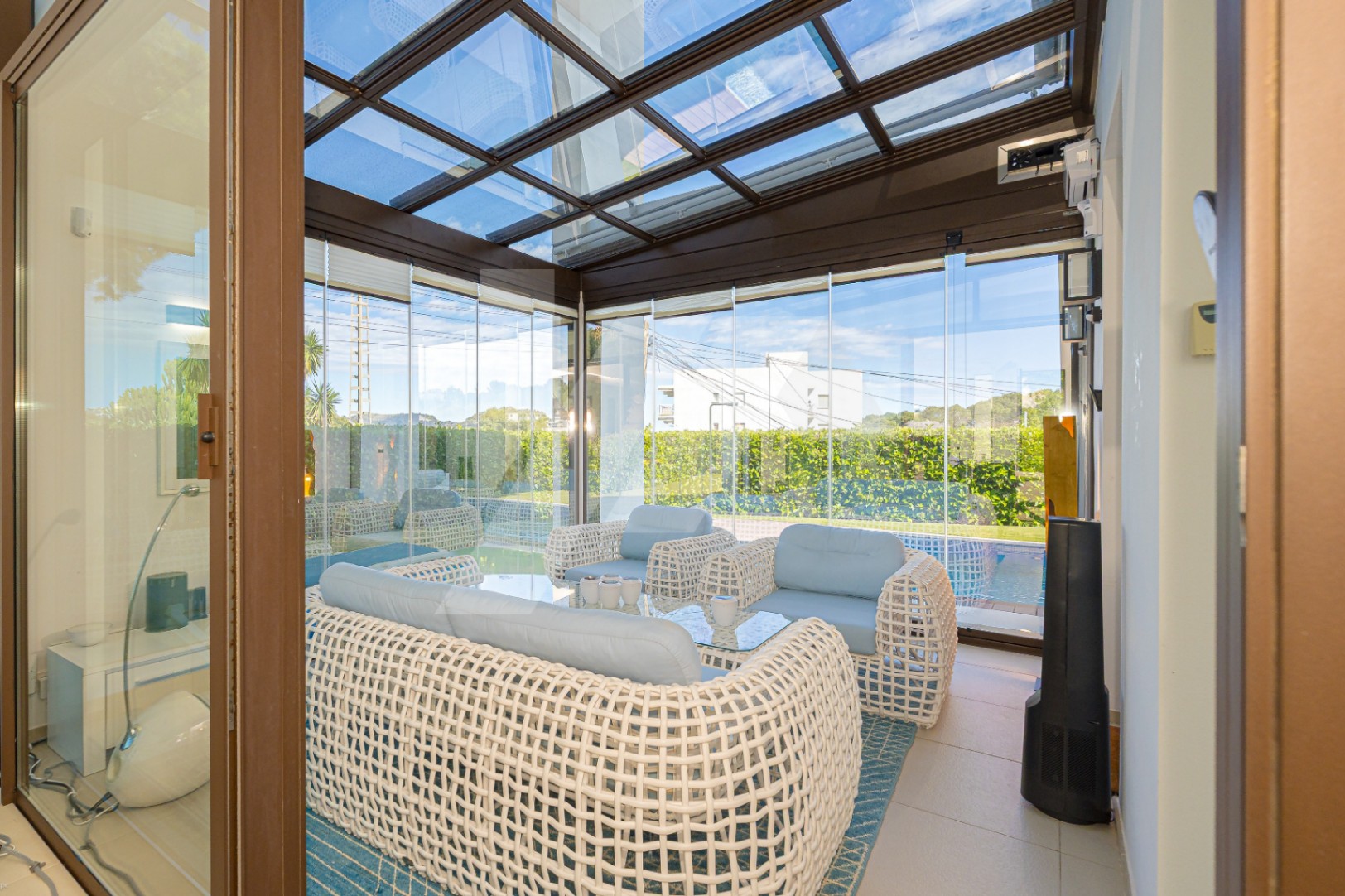 Moderne villa te koop in Moraira met uitzicht op zee, Costa Blanca.