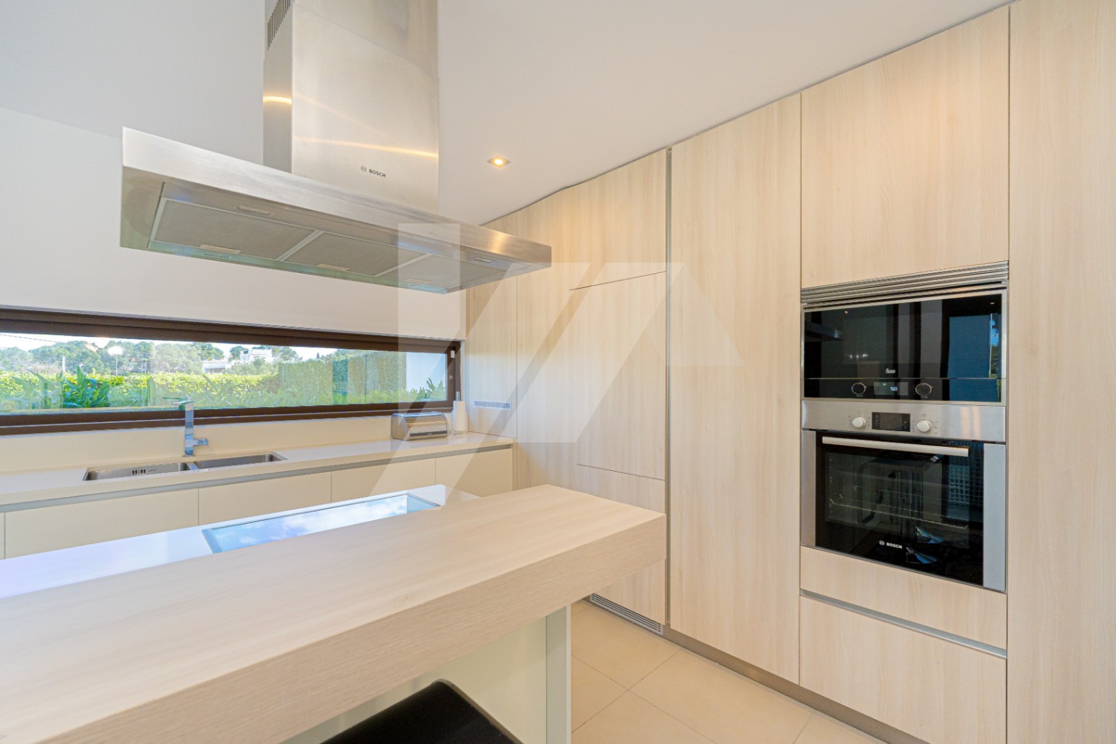 Moderne villa te koop in Moraira met uitzicht op zee, Costa Blanca.