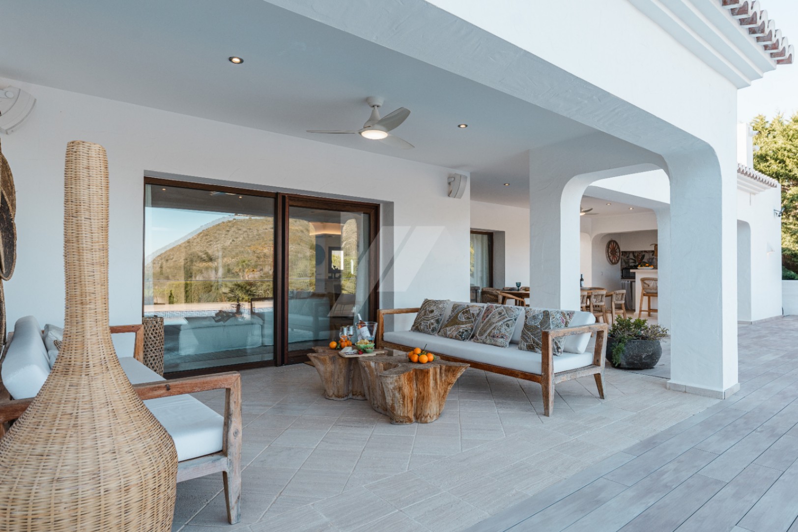 Ibiza-stijl villa te koop in Moraira, Costa Blanca.