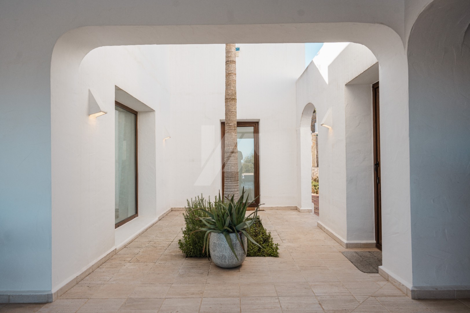 Ibiza-stijl villa te koop in Moraira, Costa Blanca.