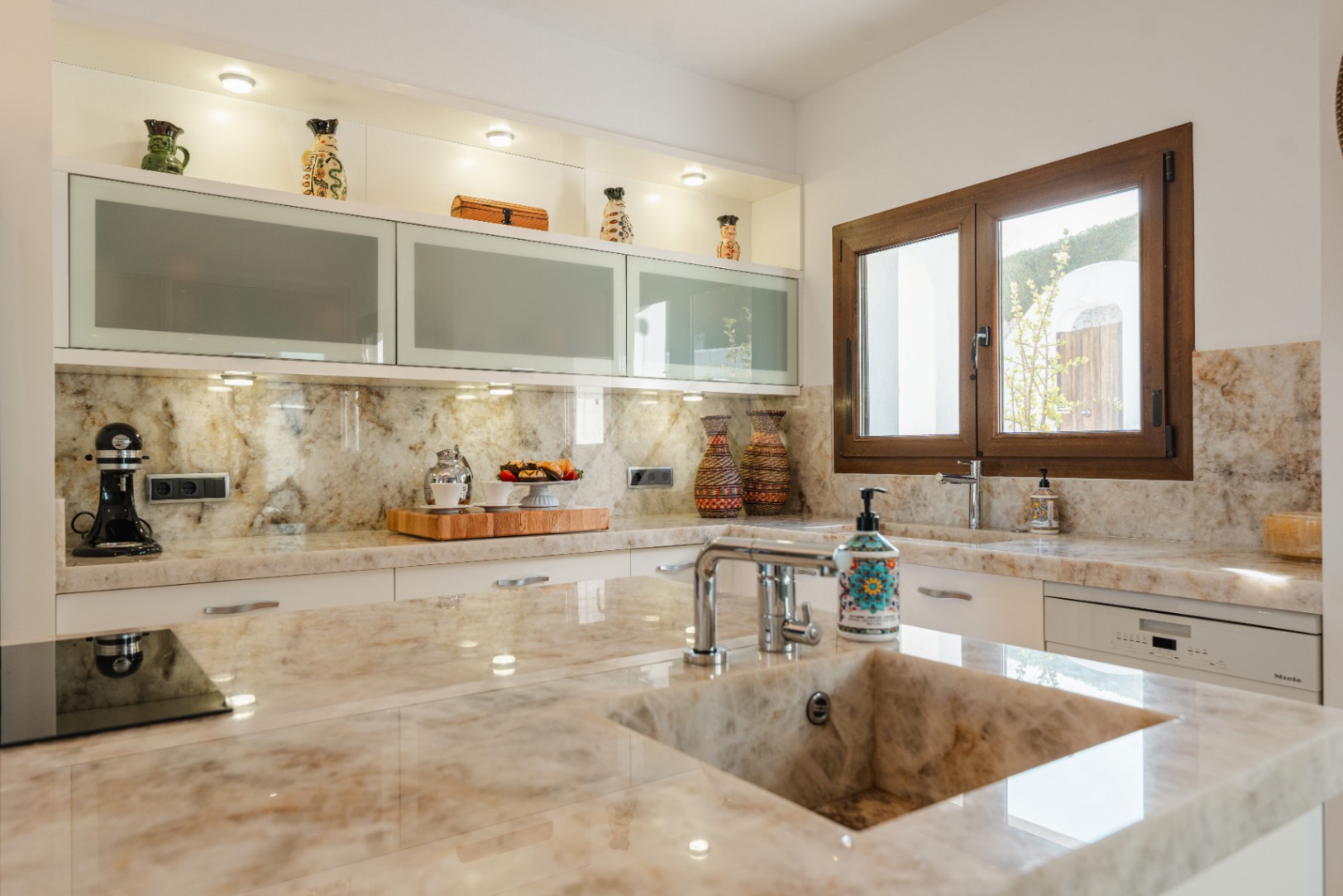 Ibiza-stijl villa te koop in Moraira, Costa Blanca.