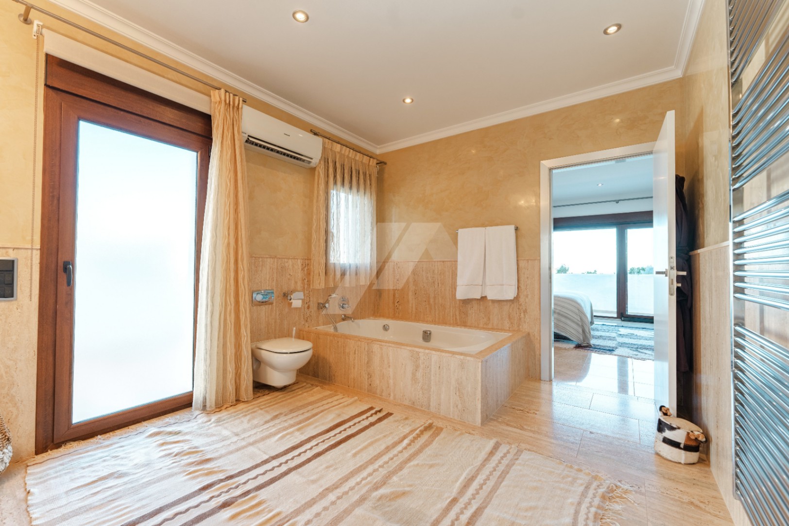 Ibiza-stijl villa te koop in Moraira, Costa Blanca.