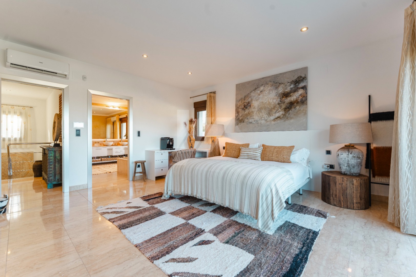 Ibiza-stijl villa te koop in Moraira, Costa Blanca.
