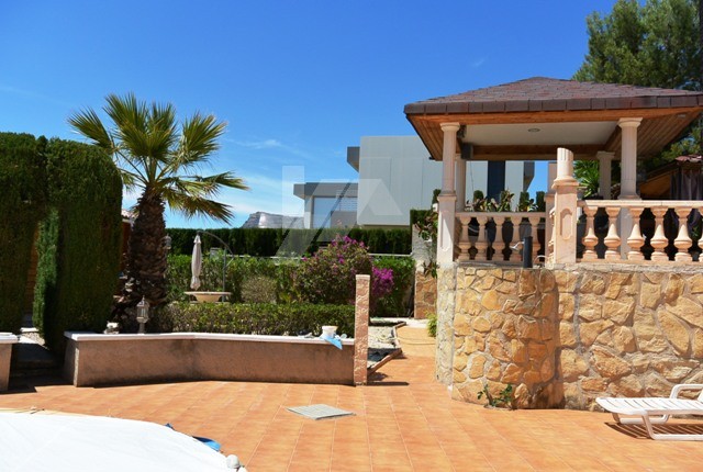 Villa te koop voor investering in Calpe, Costa Blanca.