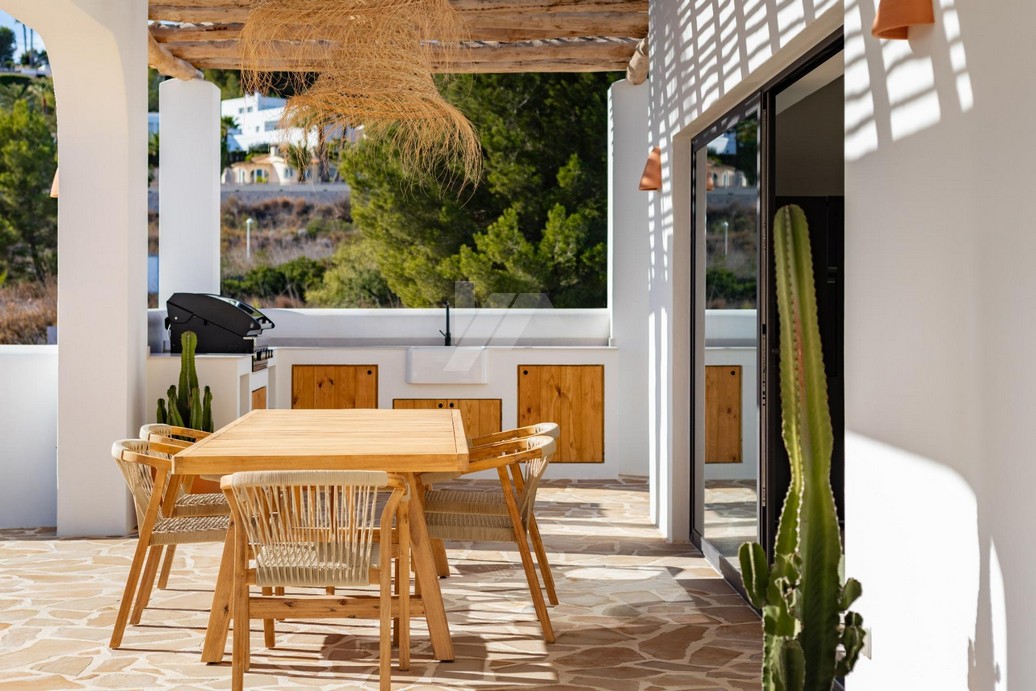 Villa in Ibiza-stijl te koop in Moraira, Costa Blanca.