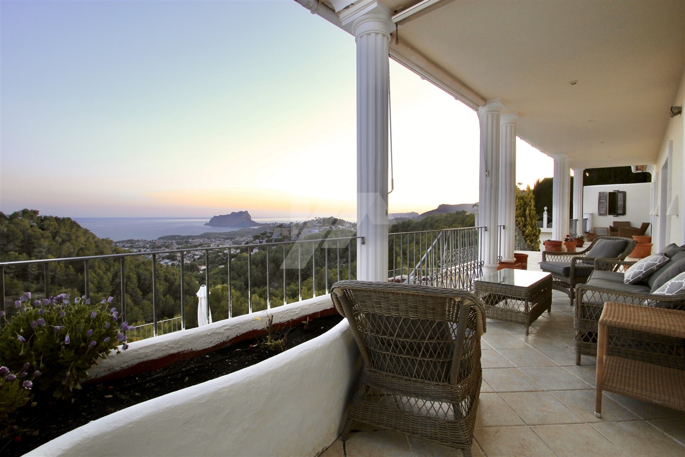 Luxe villa te koop met panoramisch zeezicht in Moraira, Costa Blanca.