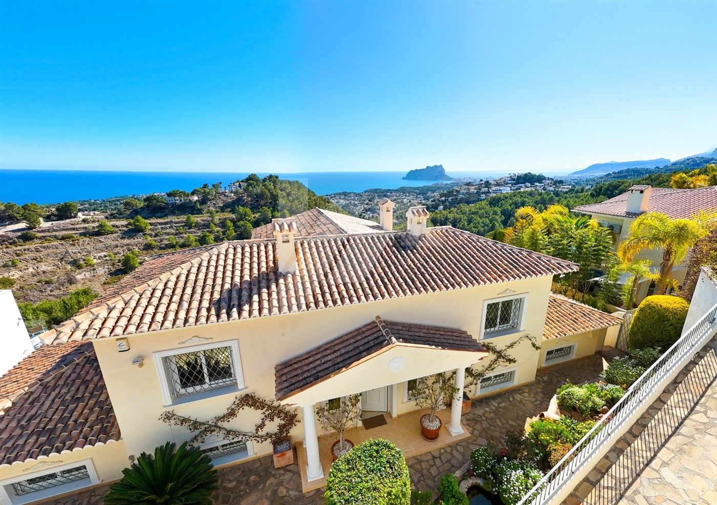 Luxe villa te koop met panoramisch zeezicht in Moraira, Costa Blanca.