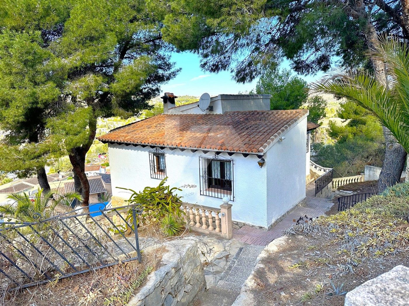 Villa te koop met zeezicht in Paichi, Moraira.
