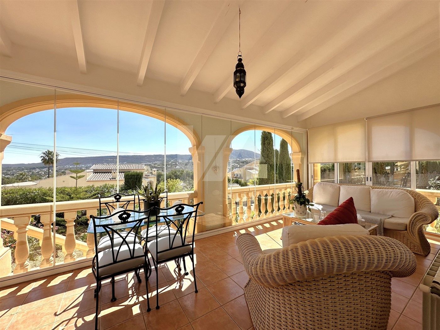 Charmante mediterrane villa te koop in Benitachell, met open uitzicht op de bergen.