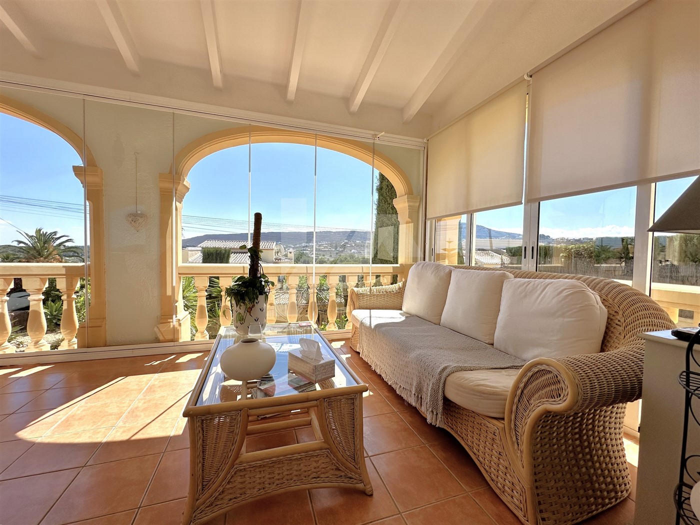 Charmante mediterrane villa te koop in Benitachell, met open uitzicht op de bergen.