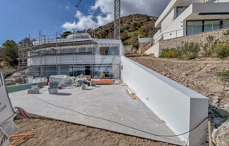 Moderne villa-chalet te koop in Altea Hills met 4 slaapkamers en infinity zwembad