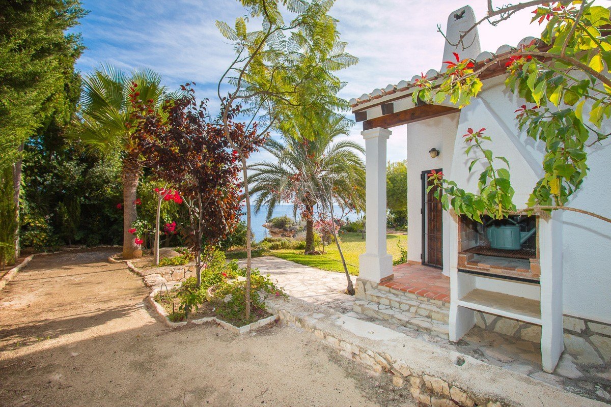 Eerste lijn villa te koop in Moraira, Costa blanca.