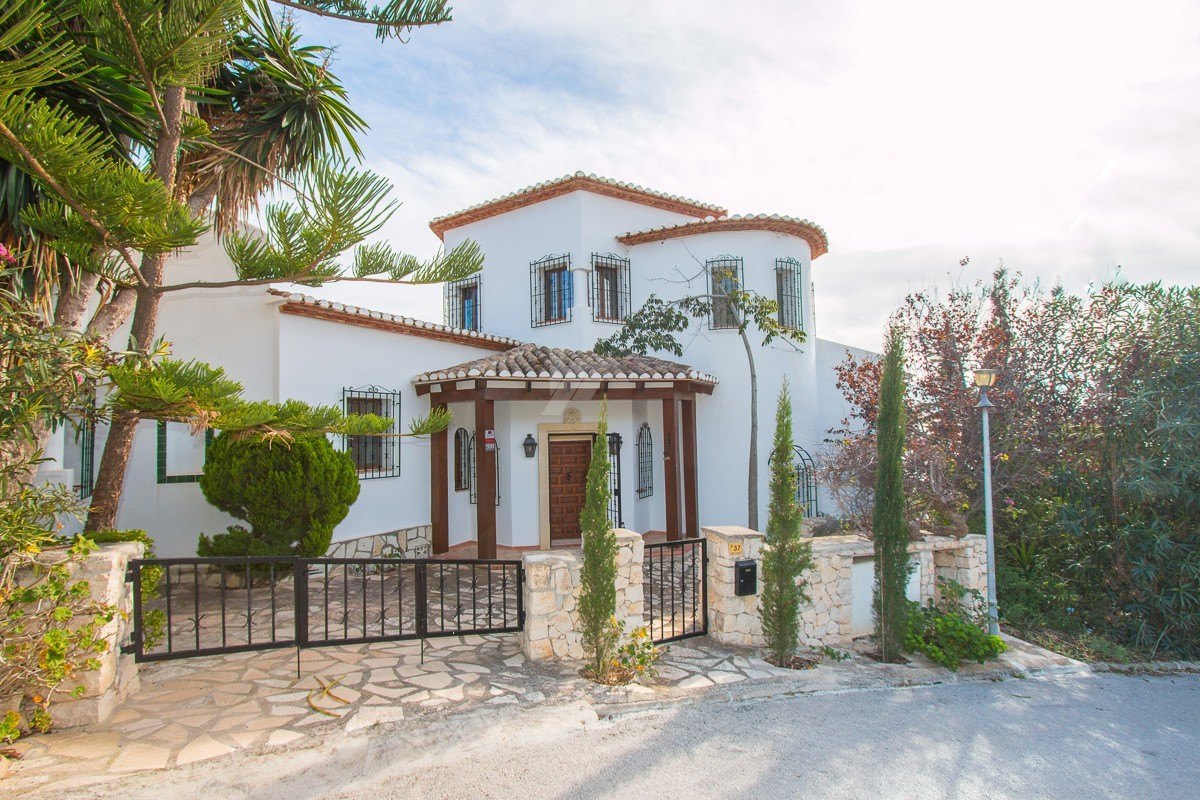 Eerste lijn villa te koop in Moraira, Costa blanca.