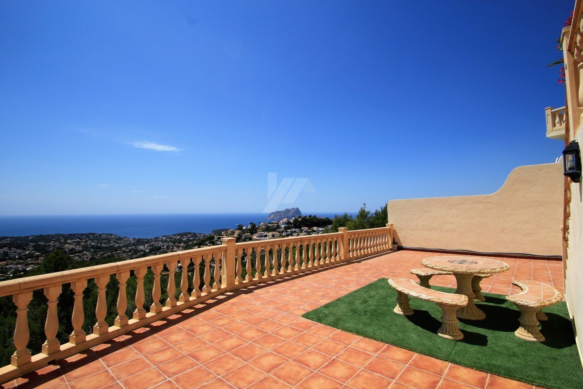 Panoramisch zeezicht villa te koop in Teulda-Moraira, Costa Blanca.