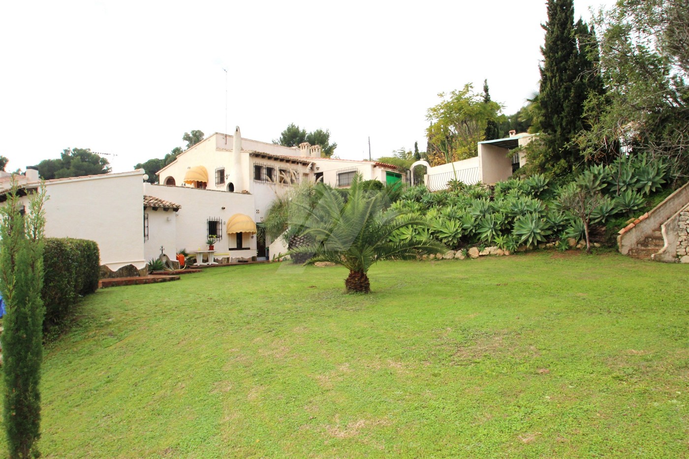 Villa te koop in Moraira, op een dubbele kavel, dicht bij de stad.
