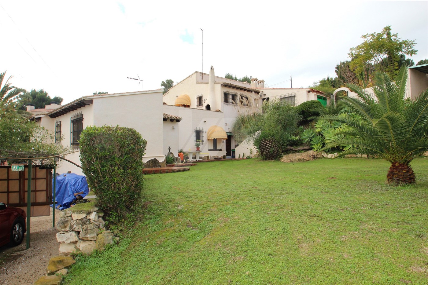 Villa te koop in Moraira, op een dubbele kavel, dicht bij de stad.