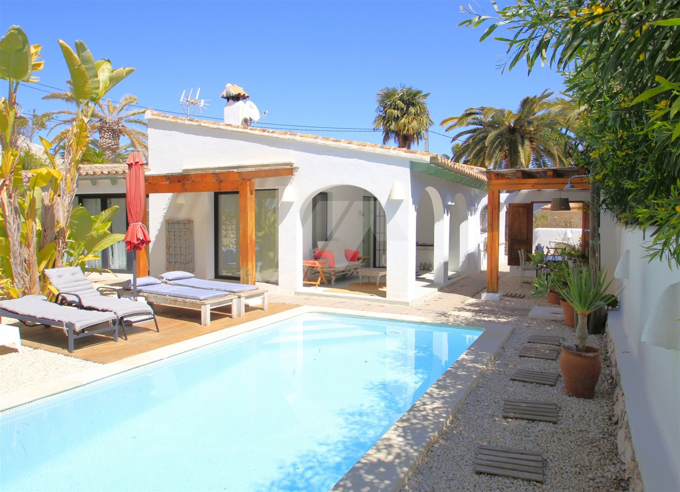 Ibizaanse stijl villa te koop in Moraira, Costa Blanca, Spanje.